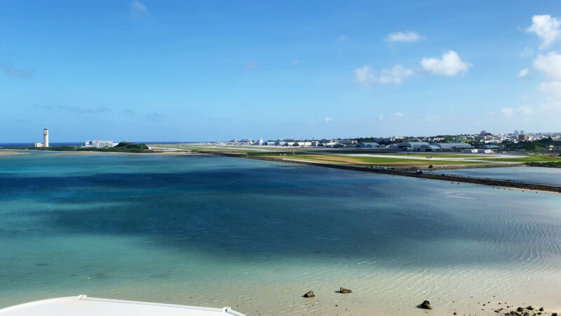 瀬長島ホテルからの眺め。南国の風景と南国の空港。那覇空港が見渡せる場所。