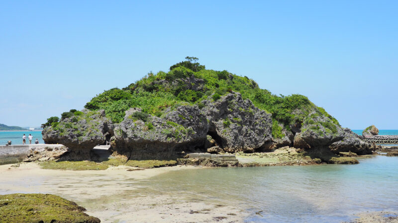 浜比嘉島。アマミチューの墓。